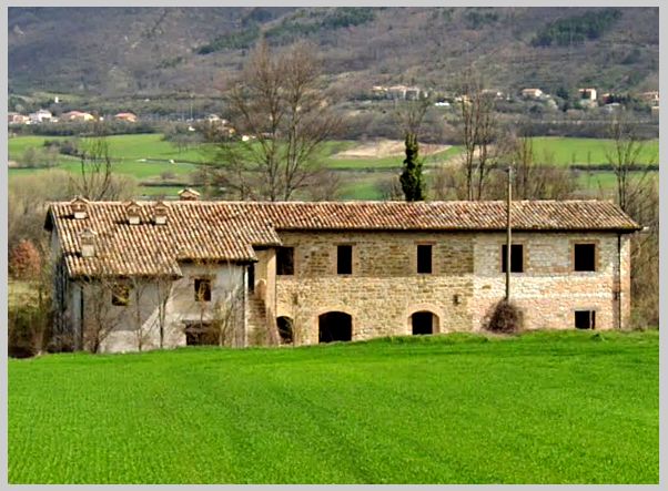 casale in ristrutturazione con copertura in tegole antiche e murature in pietra